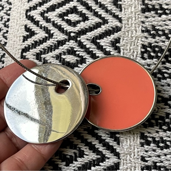 JOAN RIVERS | Vintage | Reversible Two-Disc Shaped Pendant Silver Wired Necklace - Picture 4 of 16